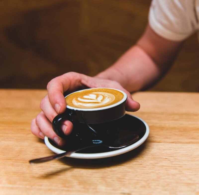 Barbat matur, calm, sigur pe sine, usor misterios, de incredere